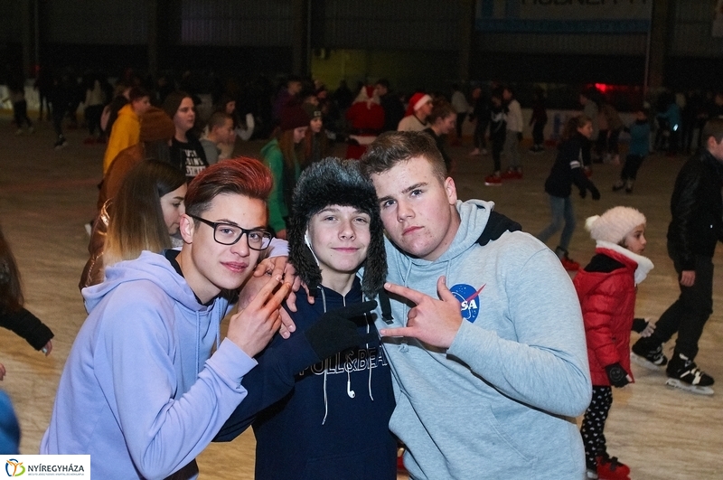 Mikulás a jégpályán