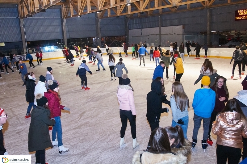 Mikulás a jégpályán