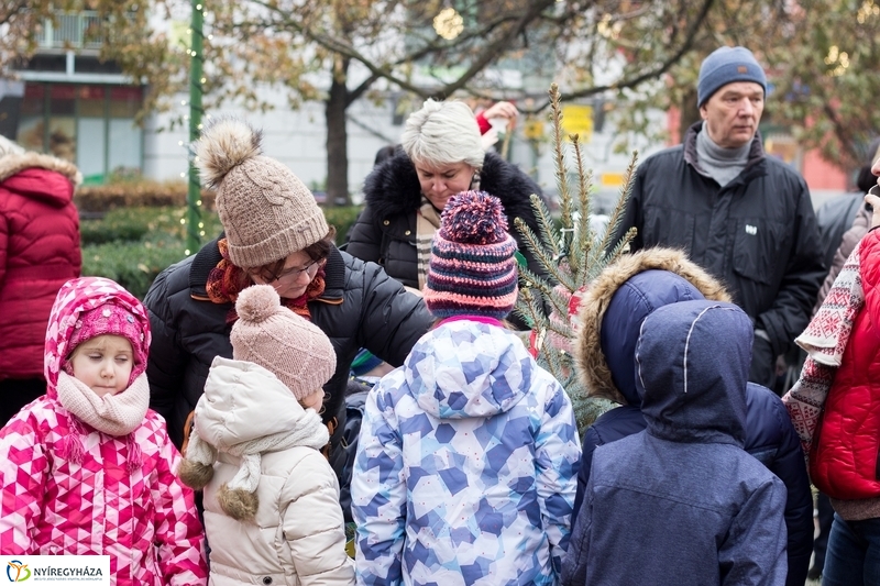 Kis karácsony sétány díszítése óvodásokkal