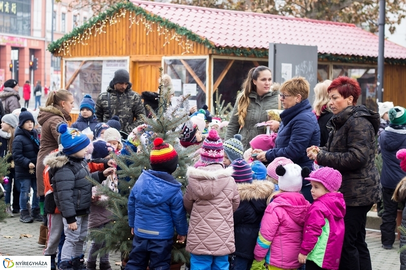Kis karácsony sétány díszítése óvodásokkal