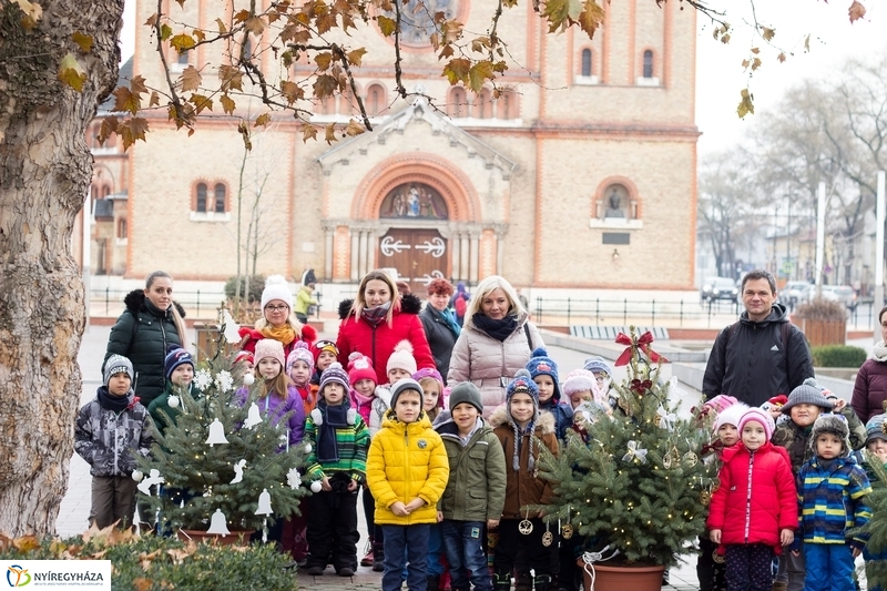 Kis karácsony sétány díszítése óvodásokkal