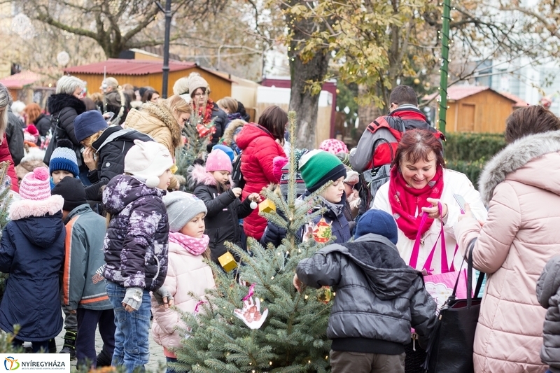 Kis karácsony sétány díszítése óvodásokkal