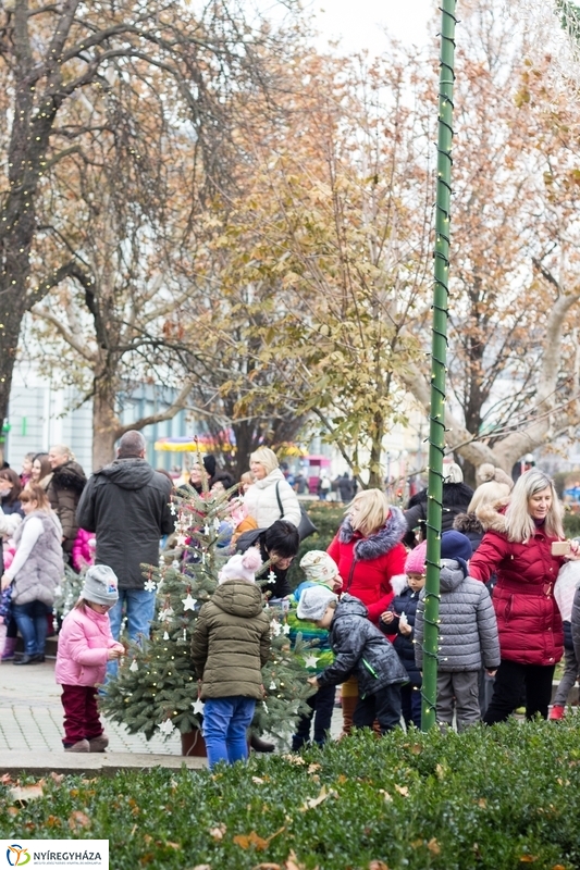 Kis karácsony sétány díszítése óvodásokkal