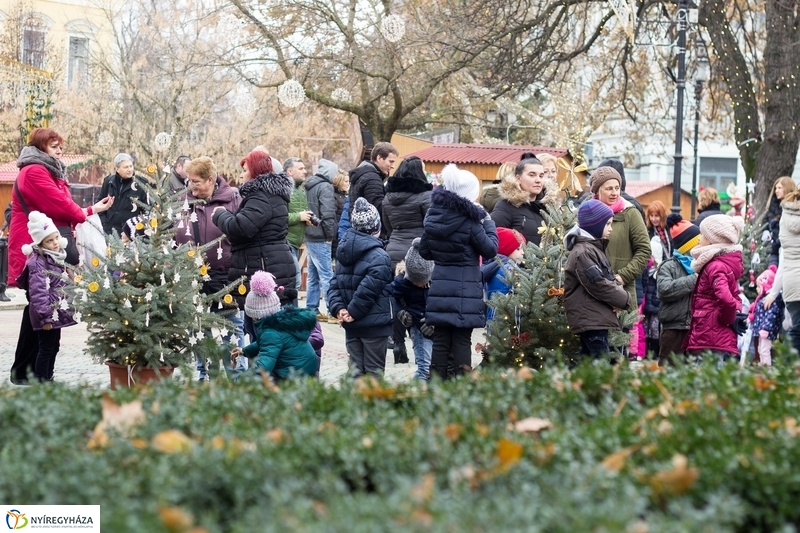 Kis karácsony sétány díszítése óvodásokkal