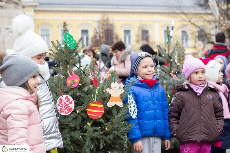 Kis karácsony sétány díszítése óvodásokkal