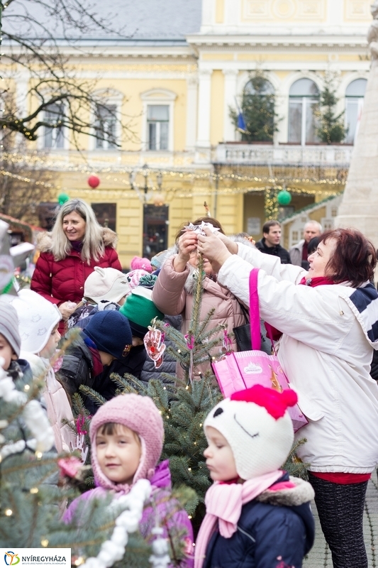 Kis karácsony sétány díszítése óvodásokkal