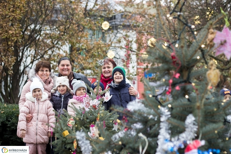 Kis karácsony sétány díszítése óvodásokkal