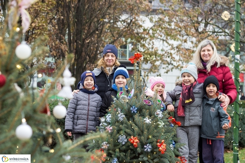 Kis karácsony sétány díszítése óvodásokkal