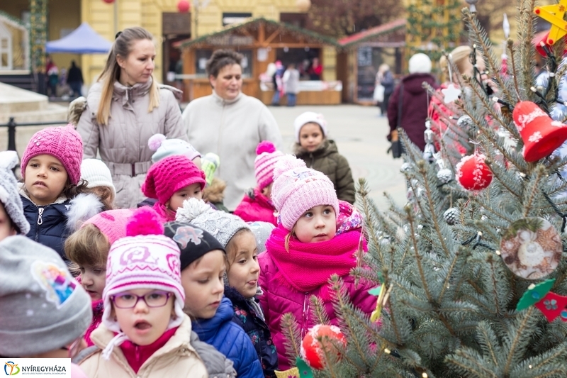 Kis karácsony sétány díszítése óvodásokkal
