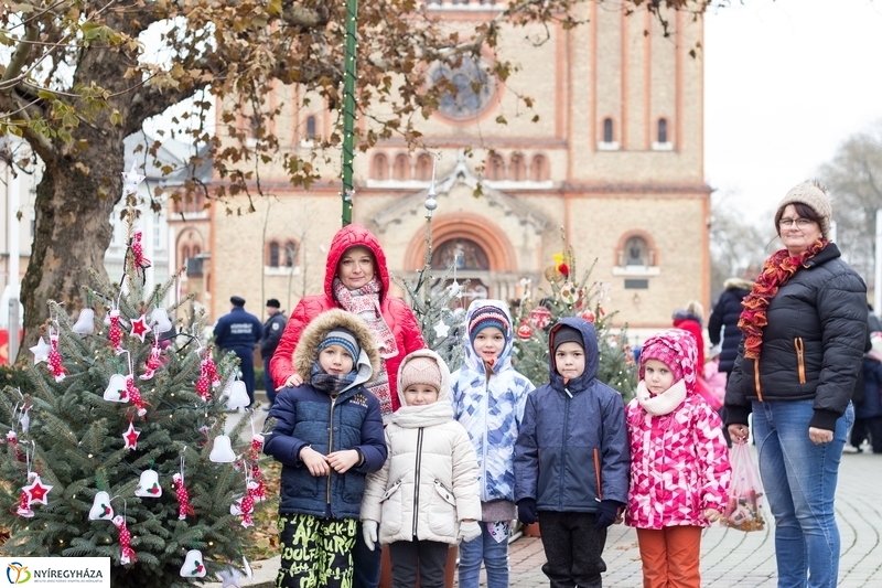 Kis karácsony sétány díszítése óvodásokkal