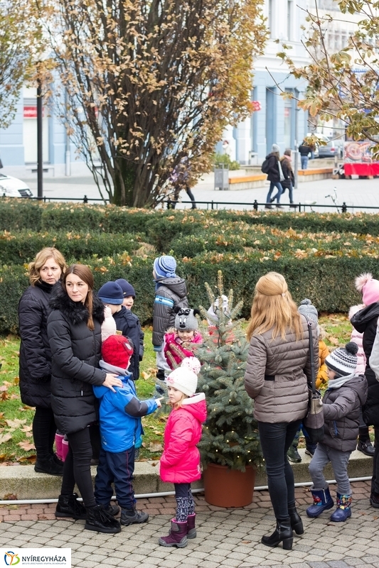 Kis karácsony sétány díszítése óvodásokkal