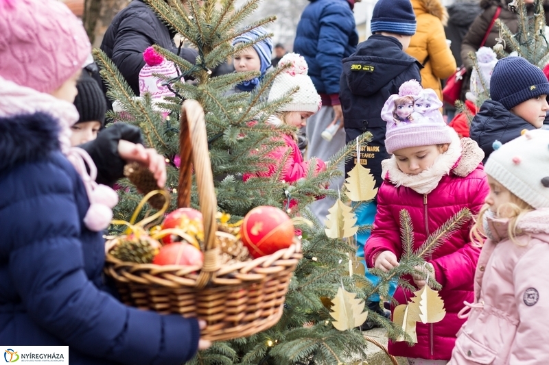 Kis karácsony sétány díszítése óvodásokkal