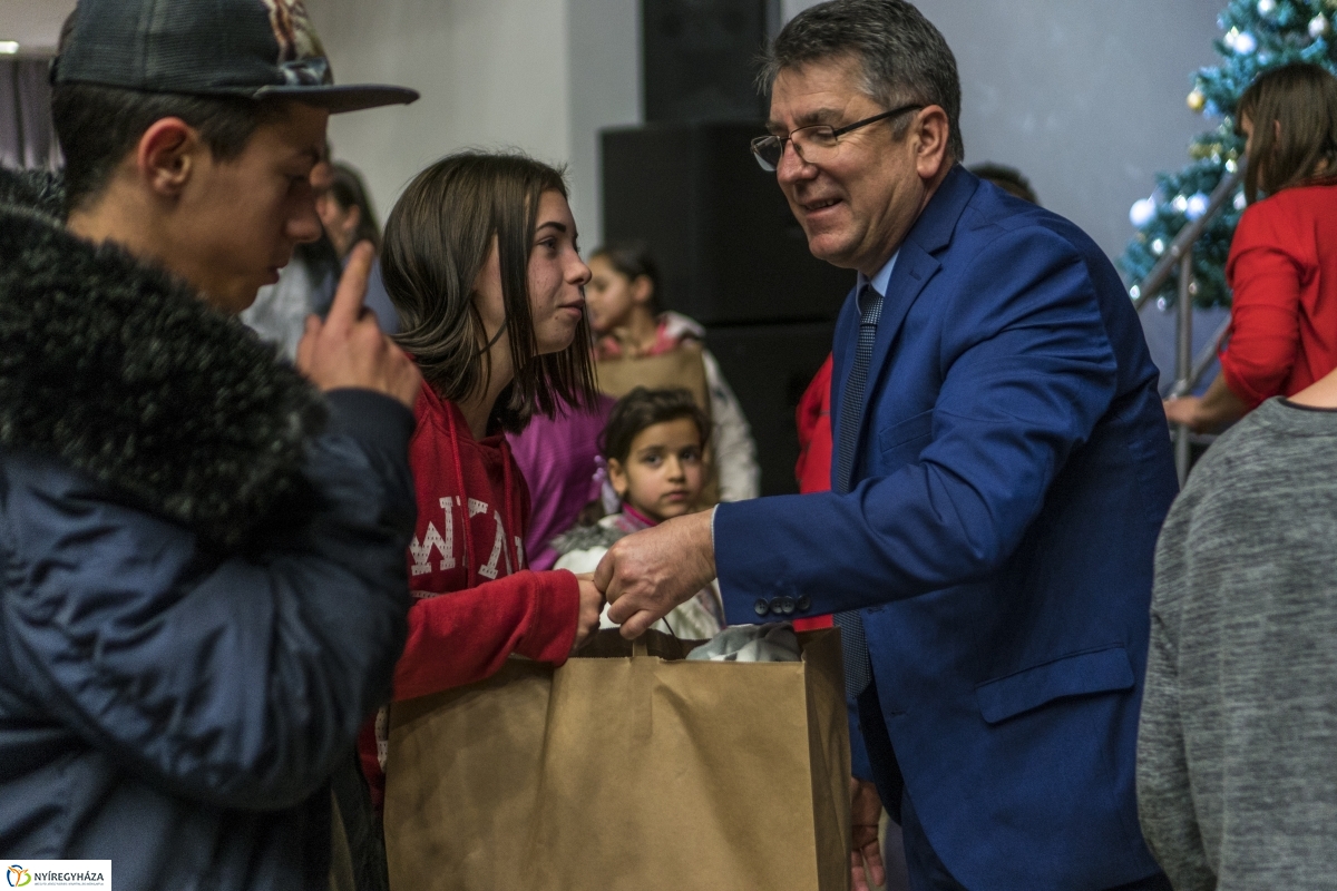 Karácsonyi műsor és ajándákosztás a VMKK-ban - fotó Kohut Árpád
