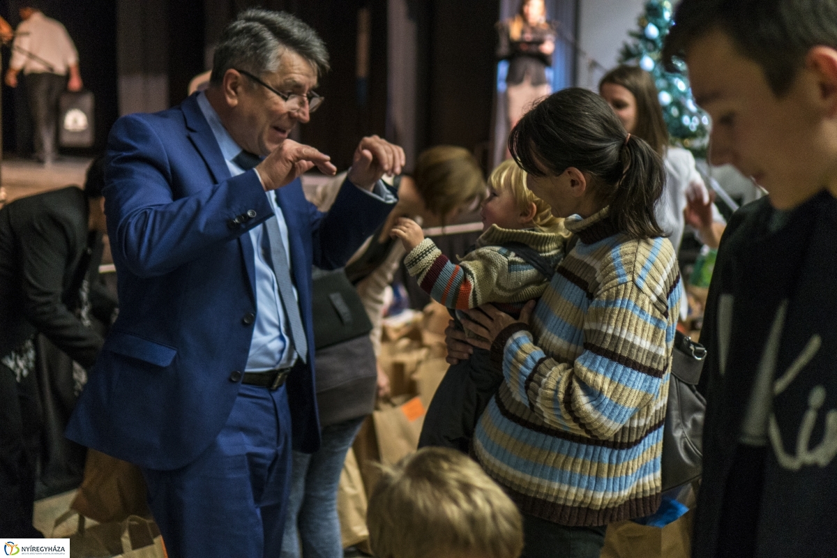 Karácsonyi műsor és ajándákosztás a VMKK-ban - fotó Kohut Árpád