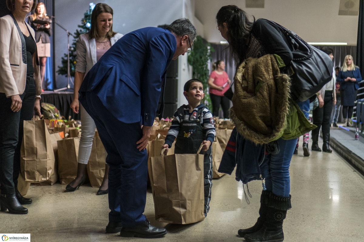 Karácsonyi műsor és ajándákosztás a VMKK-ban - fotó Kohut Árpád