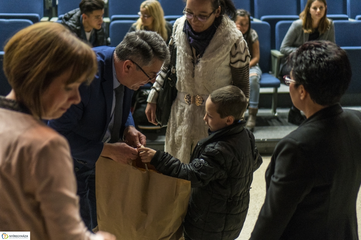 Karácsonyi műsor és ajándákosztás a VMKK-ban - fotó Kohut Árpád