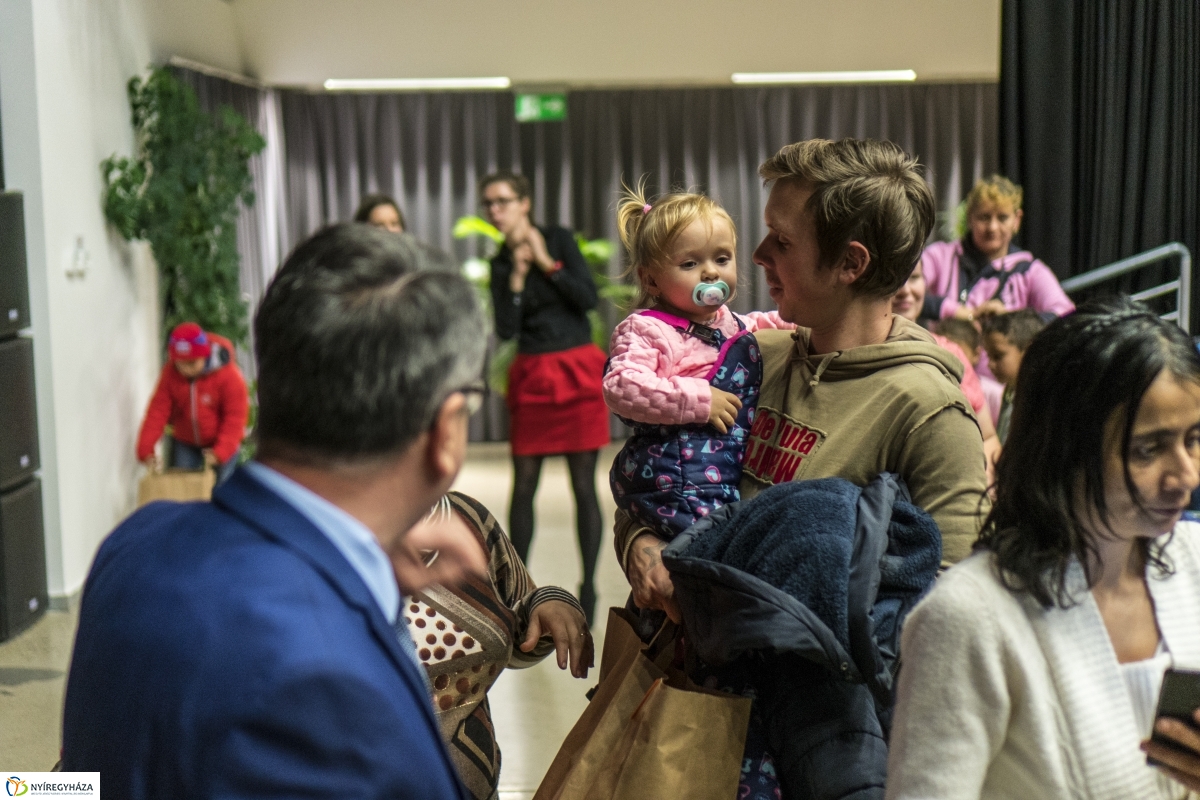 Karácsonyi műsor és ajándákosztás a VMKK-ban - fotó Kohut Árpád