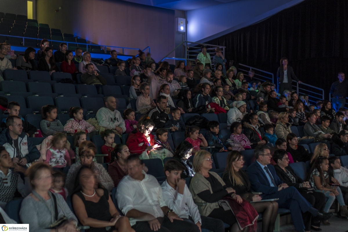 Karácsonyi műsor és ajándákosztás a VMKK-ban - fotó Kohut Árpád