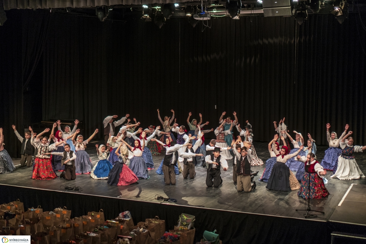 Karácsonyi műsor és ajándákosztás a VMKK-ban - fotó Kohut Árpád