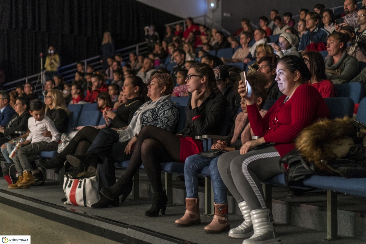 Karácsonyi műsor és ajándákosztás a VMKK-ban - fotó Kohut Árpád