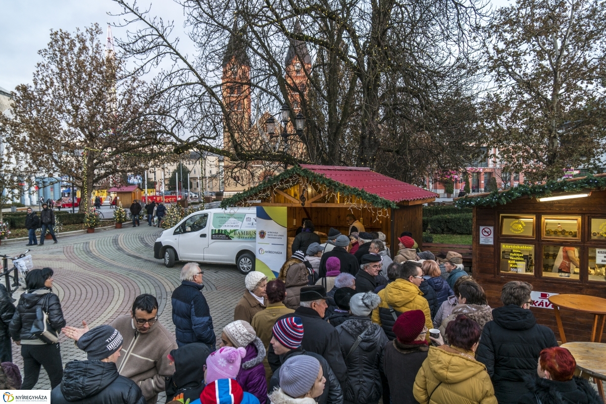 Lapcsánka osztás - fotó Kohut Árpád