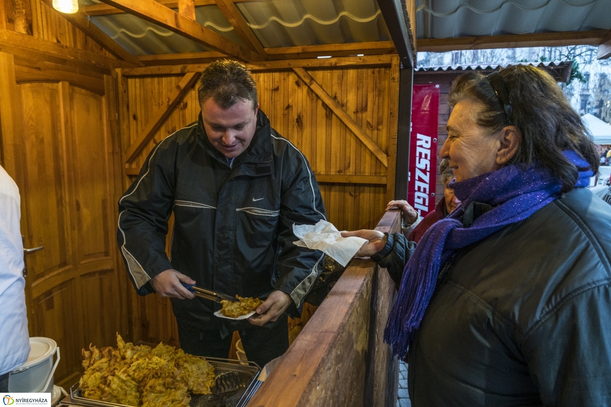 Lapcsánka osztás - fotó Kohut Árpád