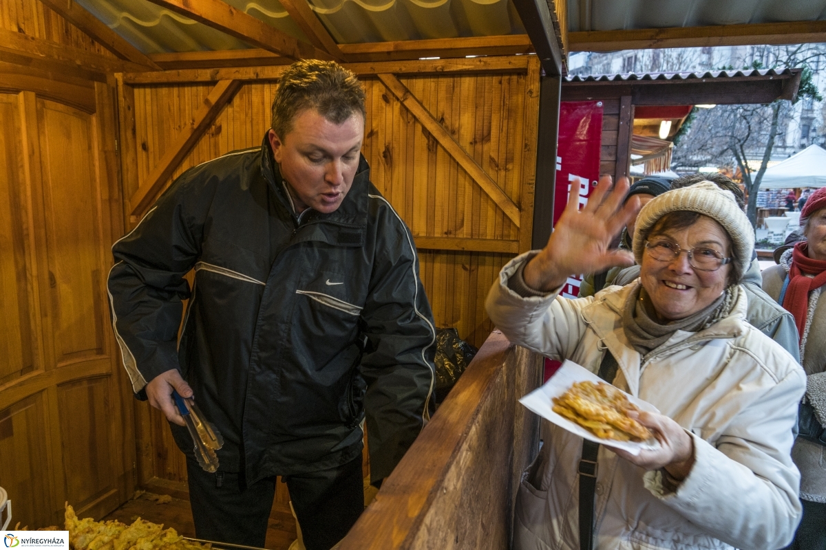 Lapcsánka osztás - fotó Kohut Árpád