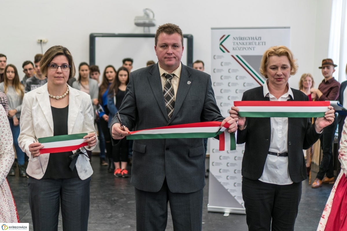 Korszerűsítések átadása a Művészetiben - fotó Kohut Árpád