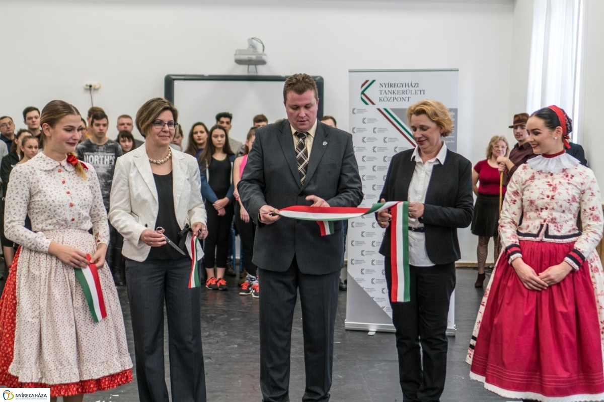 Korszerűsítések átadása a Művészetiben - fotó Kohut Árpád