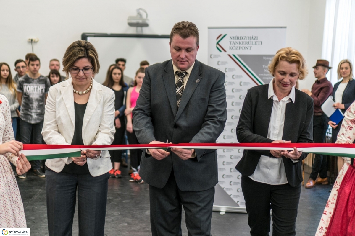 Korszerűsítések átadása a Művészetiben - fotó Kohut Árpád