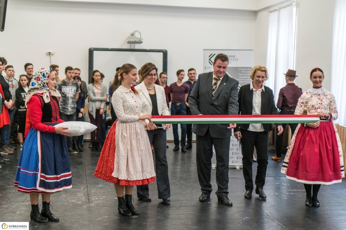 Korszerűsítések átadása a Művészetiben - fotó Kohut Árpád