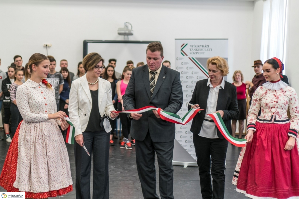 Korszerűsítések átadása a Művészetiben - fotó Kohut Árpád