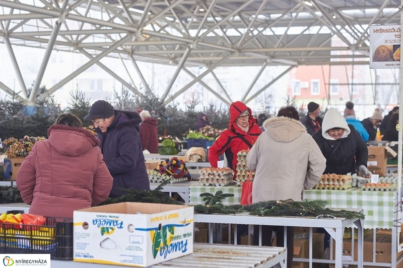 Karácsonyra készülve a Búza téri piacon