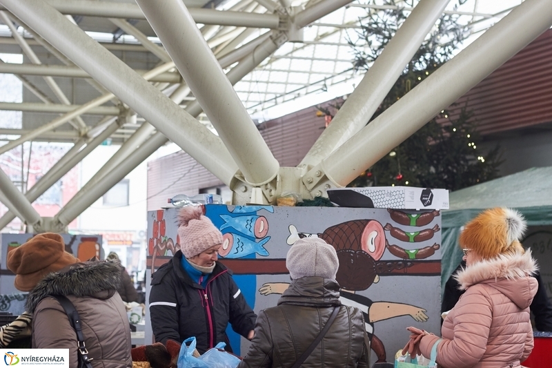 Karácsonyra készülve a Búza téri piacon