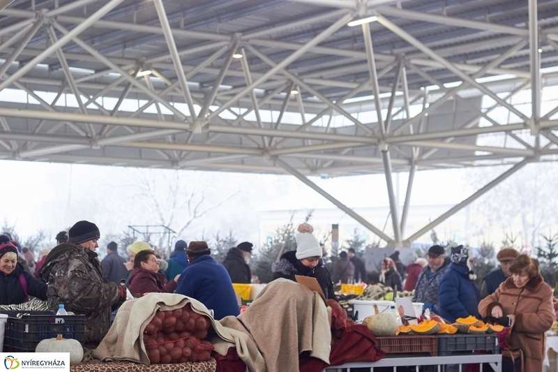 Karácsonyra készülve a Búza téri piacon