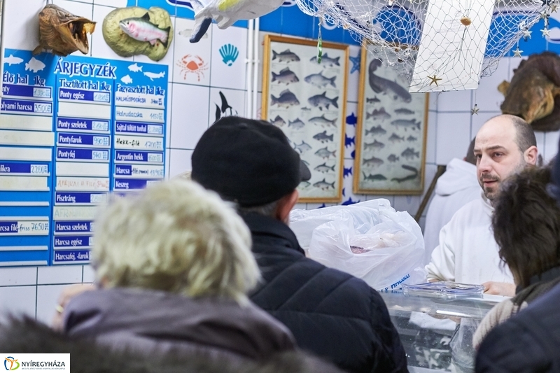 Karácsonyra készülve a Búza téri piacon