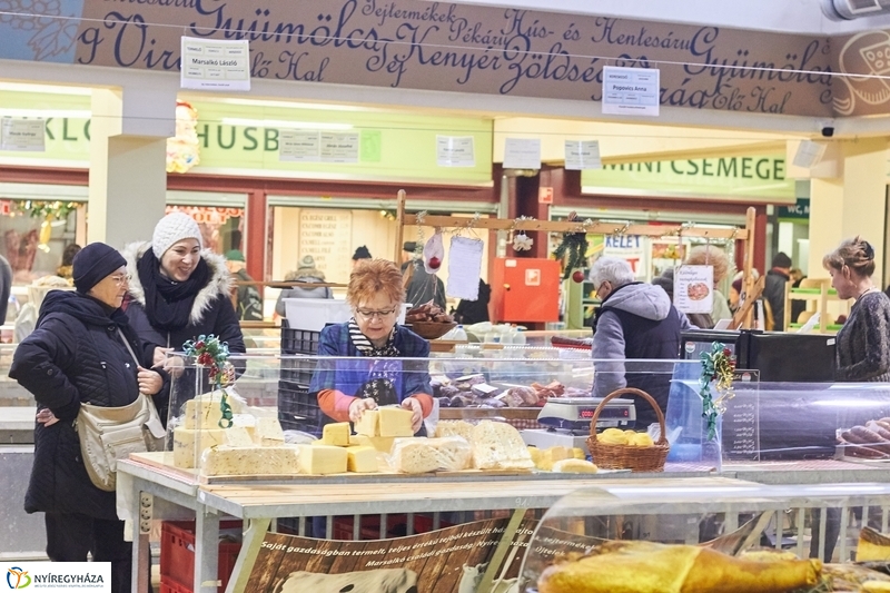 Karácsonyra készülve a Búza téri piacon