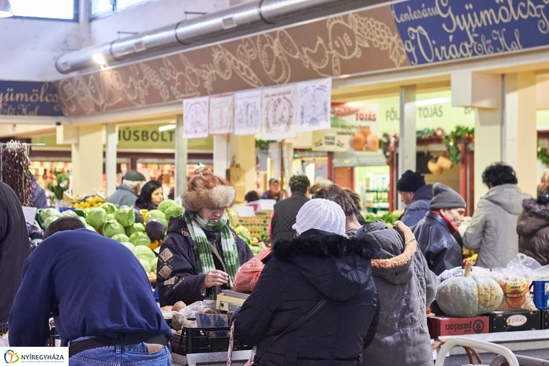 Karácsonyra készülve a Búza téri piacon