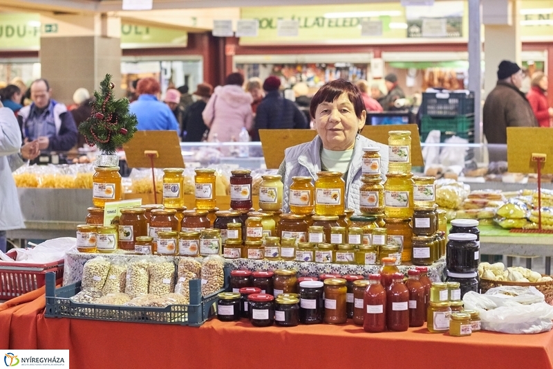 Karácsonyra készülve a Búza téri piacon
