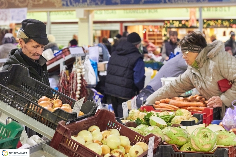 Karácsonyra készülve a Búza téri piacon
