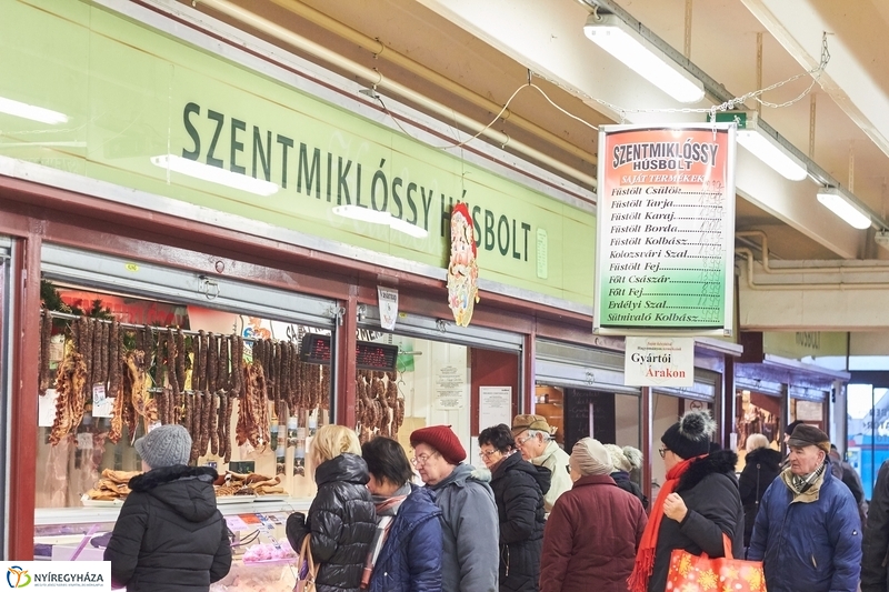 Karácsonyra készülve a Búza téri piacon