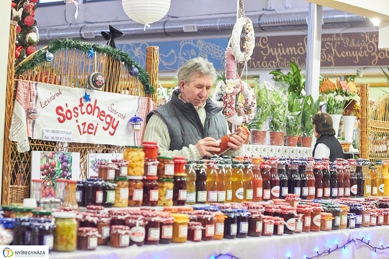 Karácsonyra készülve a Búza téri piacon