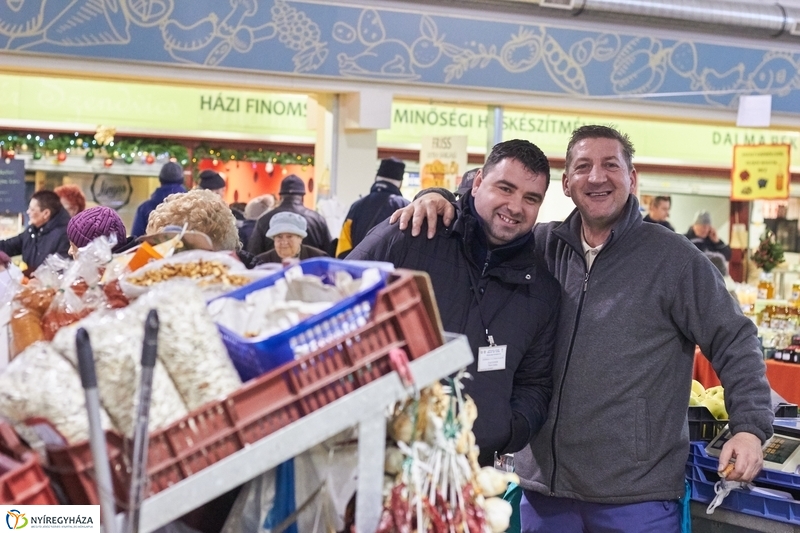 Karácsonyra készülve a Búza téri piacon