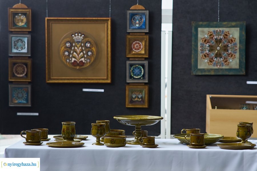 7 műfaj 1 forrás 7 alkotó kiállítás