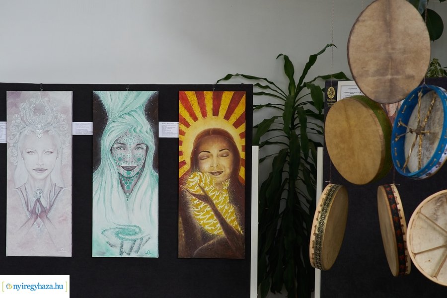 7 műfaj 1 forrás 7 alkotó kiállítás