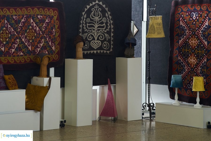 7 műfaj 1 forrás 7 alkotó kiállítás