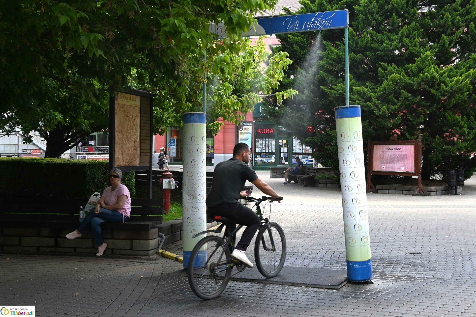 A belvárosi párakapu frissítő köddel hűsít