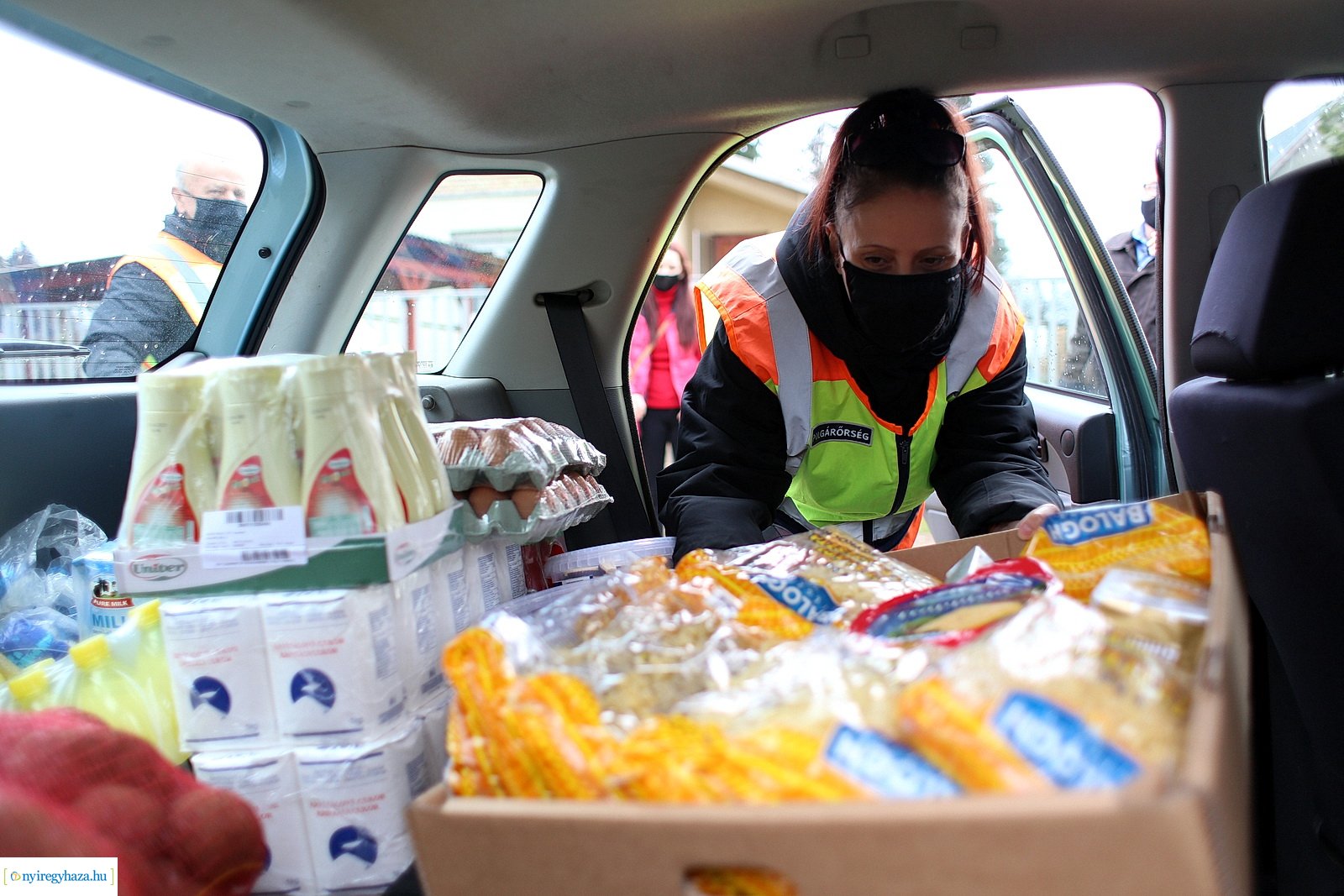 A borbányai polgárőrök adománnyal leptek meg egy családot karácsony előtt