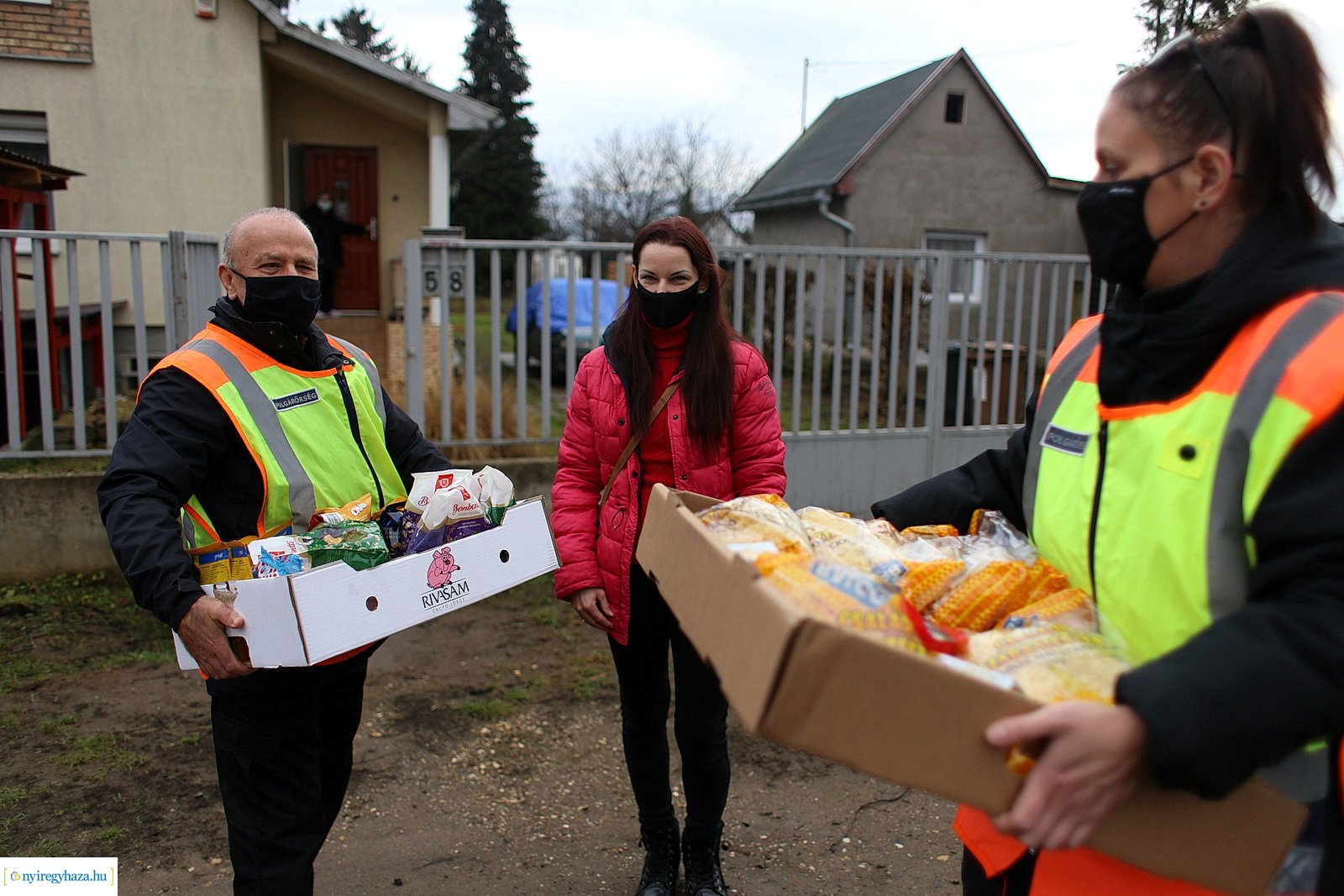 A borbányai polgárőrök adománnyal leptek meg egy családot karácsony előtt
