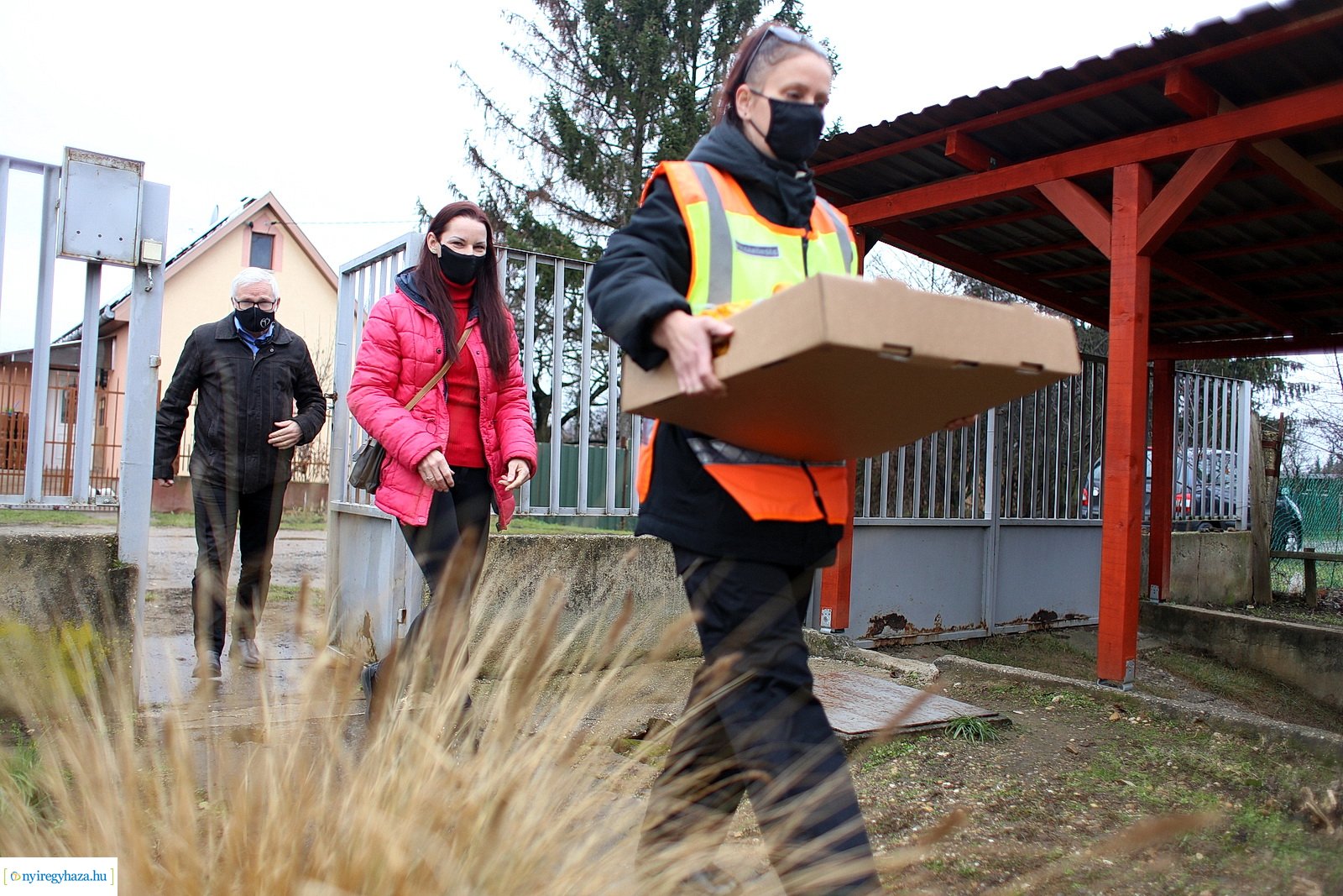 A borbányai polgárőrök adománnyal leptek meg egy családot karácsony előtt